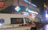 Упал без признаков жизни: в пиццерии Киева умер клиент