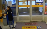 Храбрая финская девушка справилась с двумя грабителями (видео)