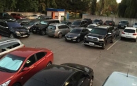 На улицах Киева стоят сотни брошенных авто
