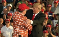 Американец пришел на митинг в костюме стены и подружился с Трампом