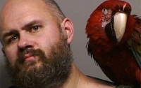 Американец позировал для снимка при задержании с попугаем на плече