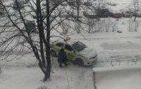 Таксист припарковался прям на дороге