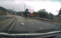 Во Вьетнаме по оживленной трассе ползал младенец (видео)