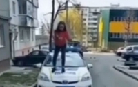 В Ровно школьница станцевала на капоте полицейского авто (видео)