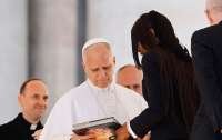 Наомі Кемпбелл під час аудієнції подарувала Папі Леву XIV книгу