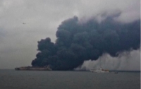 У берегов Китая третий день горит танкер, нефть стекает в море
