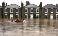 Потоп в Англии пожинает первые жертвы