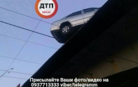 Чудом выжил: в Киеве на мосту после ДТП зависло авто