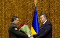 Янукович «выстелил розами» путь и.о. главы СБУ Рокитскому