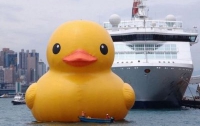 Самая большая в мире резиновая утка плывет в Нью-Йорк (ФОТО)