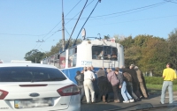 В Донецке пассажиры от безысходности начали толкать троллейбус (ФОТО)