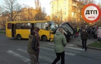 Маршрутка столкнулась с внедорожником в Киеве: есть пострадавшие