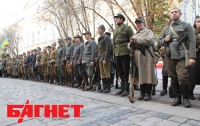 Вооруженные бойцы УПА заняли площадь у Львовского горсовета (ФОТО)
