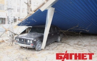 В Симферополе стихия валила деревья, срывала крыши и давила машины (ФОТО)