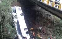 Автобус с людьми сорвался в пропасть: в Колумбии погибли пассажиры