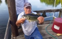 Рыбак поймал окуня на приманку голыми руками (видео)
