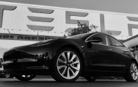 В США электромобиль Tesla на автопилоте врезался в пожарную машину