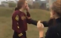 В Ровно несовершеннолетние девушки устроили драку (видео)