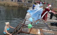 Донецкие «моржи» открыли сезон на закрытом СЭС пруде (ФОТО)