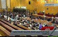 Процесс пошел: Хосни Мубарак на носилках, но в суде и за решеткой