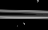 NASA показало фото трьох супутників Сатурна на фоні його кілець
