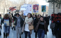 Грузинские девушки выходят бастовать против девственности