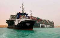 Президент Египта поручил разгрузить заблокировавшее Суэцкий канал судно