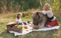Шокирующая фотосессия российской семьи с бурым медведем (ФОТО)