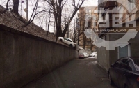 Автомобиль без присмотра в Киеве укатился вниз по склону
