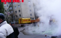 В центре Киева водитель провалился в яму с кипятком
