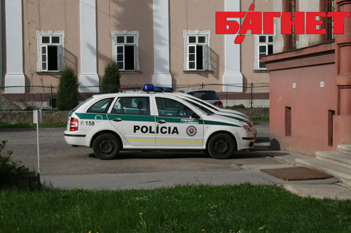 Полиция Словакии, путешествуем по Словакии: На борту каждой полицейской машины красуется надпись- девиз: «Помогать и хранить!». При переговорах с полицией, в случае незначительного нарушения ПДД, можно апеллировать к этому девизу. Помогает