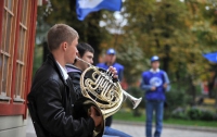 Киевляне танцевали и играли на музыкальных инструментах вместе с «Молодыми регионами»
