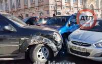 У Києві водій знепритомнів за кермом і влаштував погром на дорозі (фото)