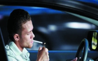 В автомобиле курить опаснее, чем в помещении