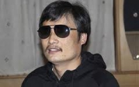 Слепой китайский диссидент рассказал про избиения под домашним арестом