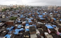 В Мумбаи трущобы обрушились на людей