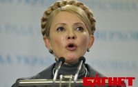 Тимошенко, требуя прекращения суда над ней, играет в политику