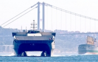 Новейший десантный катамаран ВМС США вошел в Черное море