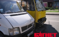 В Киеве маршрутка жестко столкнулась с двумя авто (ВИДЕО)
