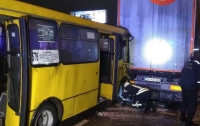 Жуткая авария с участием маршрутки в Киеве, есть пострадавшие