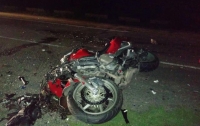 Умер по пути в больницу: в Запорожской области байкер влетел в фуру