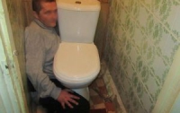 На Ривненщине мужчина застрял в туалете