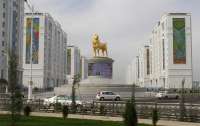 У Туркменістані відкрили 15-метровий позолочений пам’ятник улюбленої собаки президента (ФОТО)