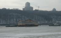 Еще один плавучий объект был отбуксирован со столичной  Набережной 