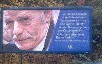 На улицах Праги Джемилев напоминает Президенту Чехии о советской оккупации