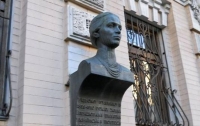 В Киеве украли бюст Леси Украинки c фасада здания музея поэтессы