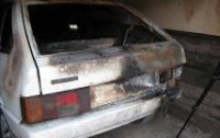 Пьяный парень поджег два автомобиля ради развлечения