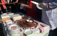 Охотничью колбасу длиной в полкилометра приготовили в Тернополе