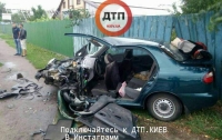 Страшное ДТП под Киевом: автомобиль всмятку