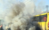На одной из улиц Харькова загорелась маршрутка с пассажирами